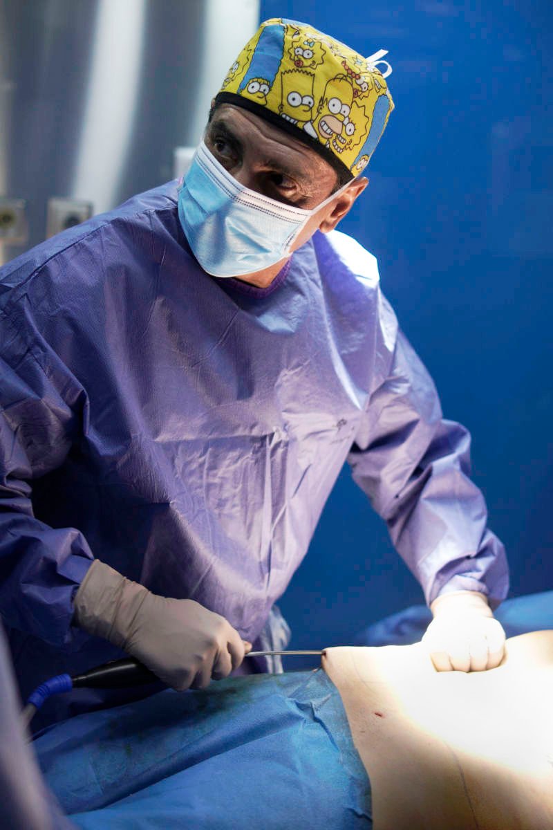 fotografía de retratos corporativos en Madrid por Lorena Riga de Dondyk+Riga. en esta foto: Dr.Luis Sierra en una operación estética en quirófano