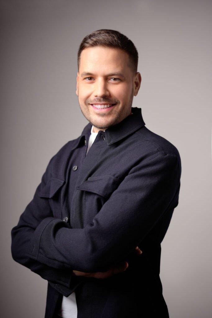 Fotografía corporativa en Madrid para empresas y despachos. en esta foto: sesion de retratos perfil de Linkedin madrid por Lorena Riga