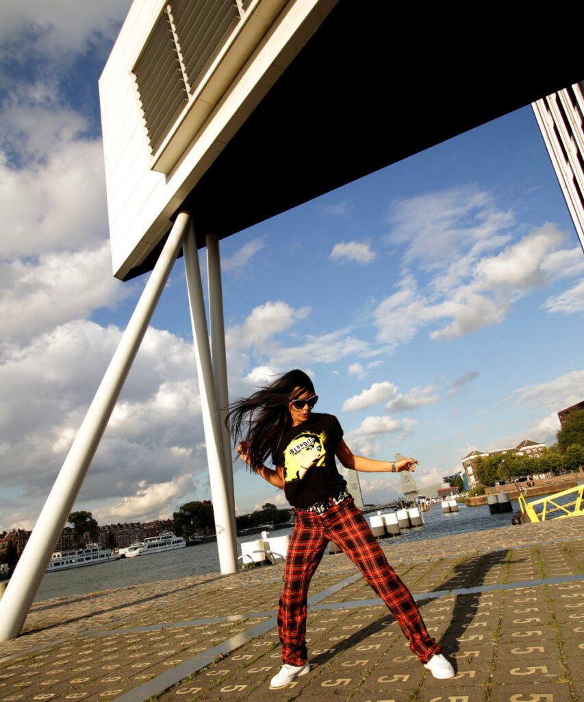 fotografia de Marca personal en Madrid por Lorena Riga. En esta foto: Valerie Briceño, asesora de imagen en una sesión de marca personal en Bediencentrale Kop van Zuid Rotterdam por Lorena Riga