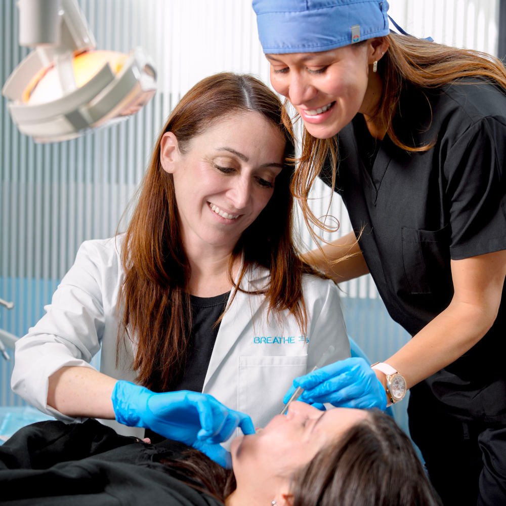 Fotografía corporativa en Madrid para empresas y despachos. en esta foto: Equipo de Breathe airway centred dentistry por Lorena Riga