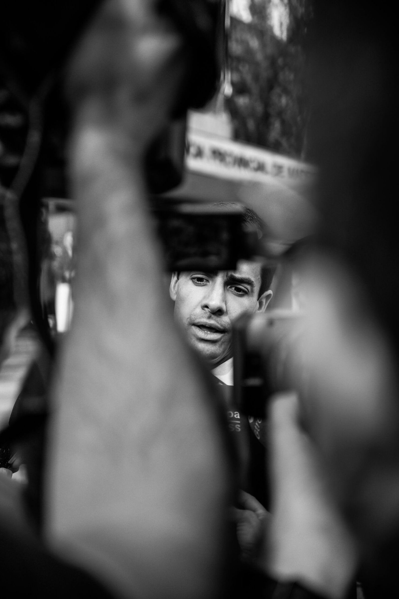 fotografía corporativa en Madrid. foto reportaje por Lorena Riga. en esta foto: Juan Gonzalo Ospina Aka juango es entrevistado por los diferentes medios de comunicación por el caso Sancho, fotográfia por Lorena Riga