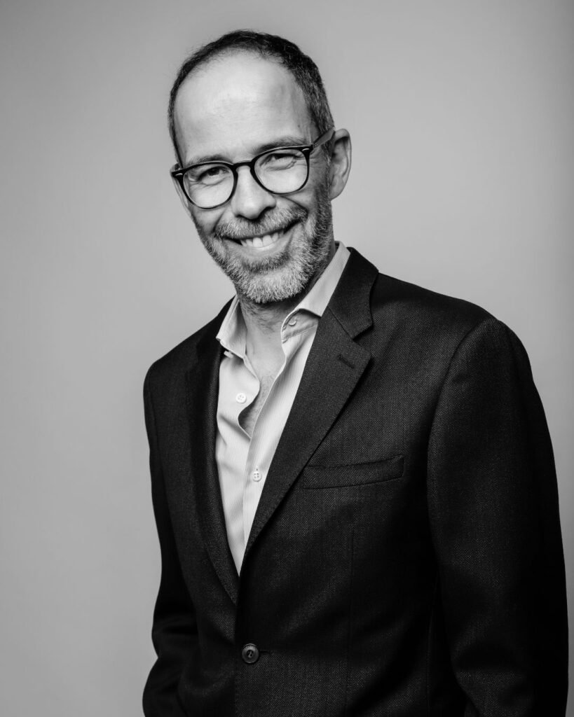 Fotografía corporativa en Madrid para empresas y despachos. en esta foto: sesion de retratos perfil de Linkedin madrid por Lorena Riga