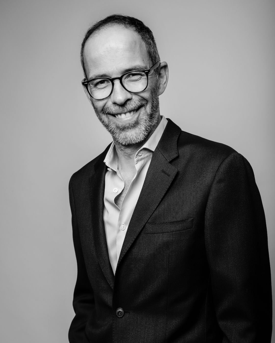 Fotografía corporativa en Madrid para empresas y despachos. en esta foto: sesion de retratos perfil de Linkedin madrid por Lorena Riga