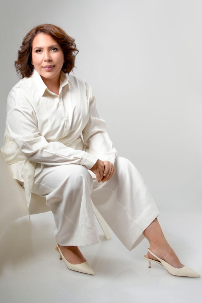 fotografia corporativa madrid para clínicas estéticas y medicos estéticos en estudio. en esta foto:Dra Paola Gonzalez en una sesion de retratos corporativos para su clinica de Madrid por Lorena Riga