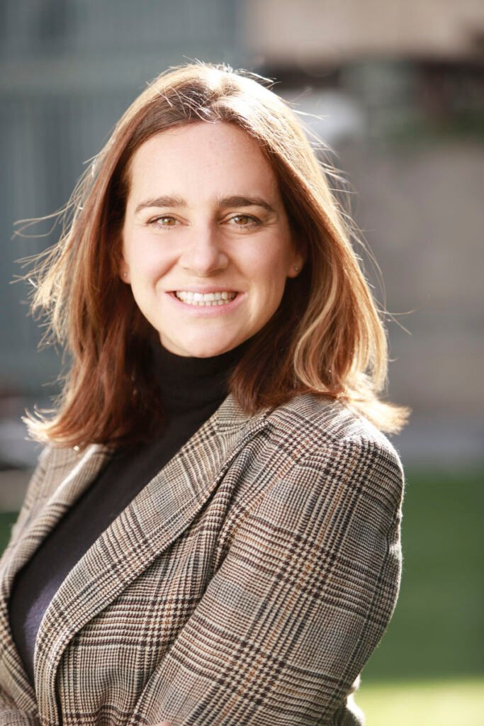 fotografia corporativa madrid. en esta foto: personal de ie business school en una sesión de retratos corporativos en exteriores por Lorena Riga