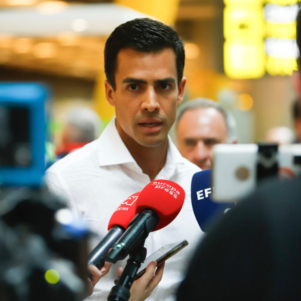 fotografía corporativa en Madrid. foto reportaje por Lorena Riga. en esta foto: Juan Gonzalo Ospina Aka juango es entrevistado por los diferentes medios de comunicación por el caso Sancho, fotográfia por Lorena Riga