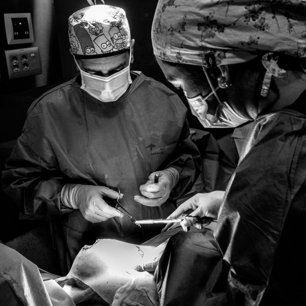 Fotografía corporativa en Madrid. Retratos para medicos y operaciones en quirófano. en esta foto: una cirugía plástica de pechos por el medico cirujano Luis Sierra, foto por Lorena Riga