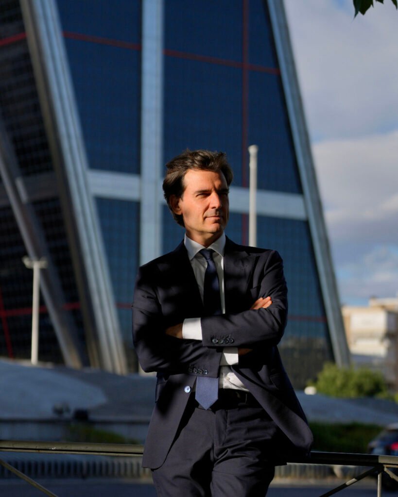 Fotografía corporativa en Madrid para empresas y despachos. en esta foto: el abogado Nacho Gutierrez en una sesion de retratos en exteriores frente a las torres Kio (puerta de Europa) por Lorena Riga
