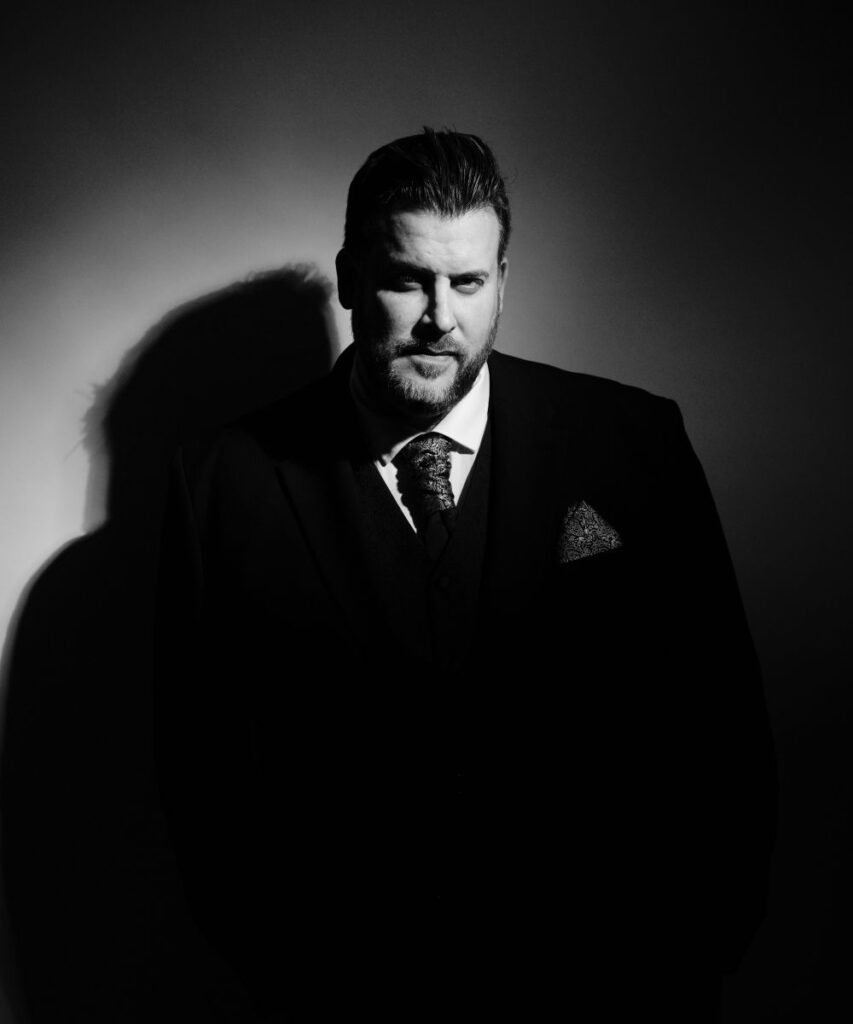 Fotografía corporativa en Madrid para empresas y despachos. en esta foto: el abogado Javier Guerrero en una sesion de retratos en estudio por Lorena Riga